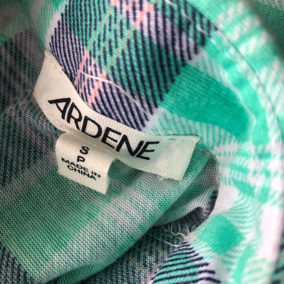 2 Ardene plaid shirts - Picture 5 of 5